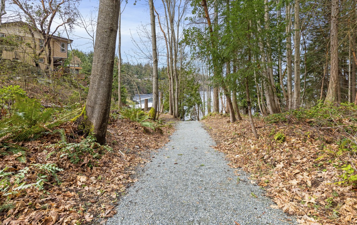 Pathway leading to the beach. Nanoose Bay. Park Place Community Park.