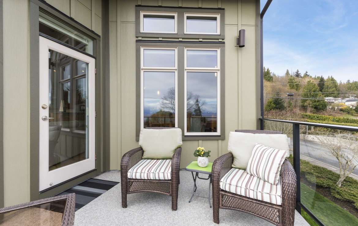 Sitting area on deck of North Nanaimo Townhouse