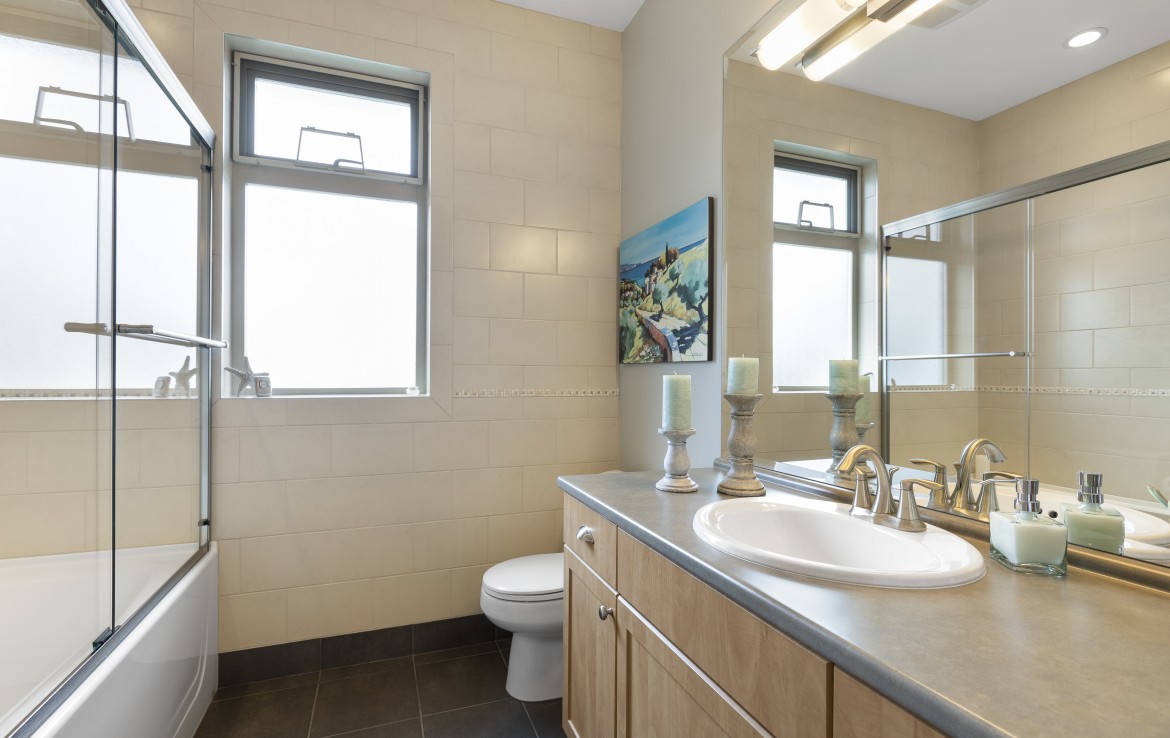 Secondary 4 piece Bathroom in North Nanaimo Townhouse