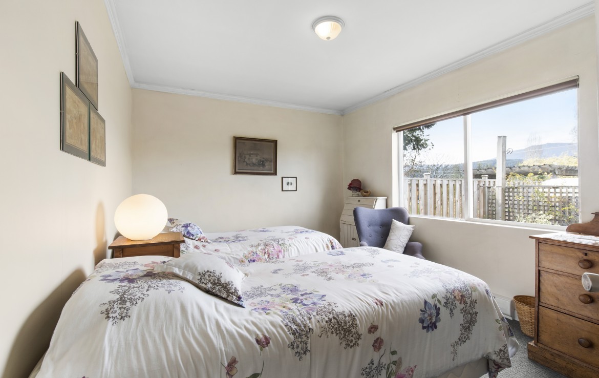 Double beds, view of garden, Character House