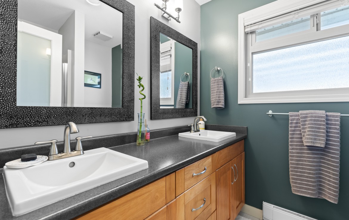 Double vanity in master of Nadely, Nanaimo, BC
